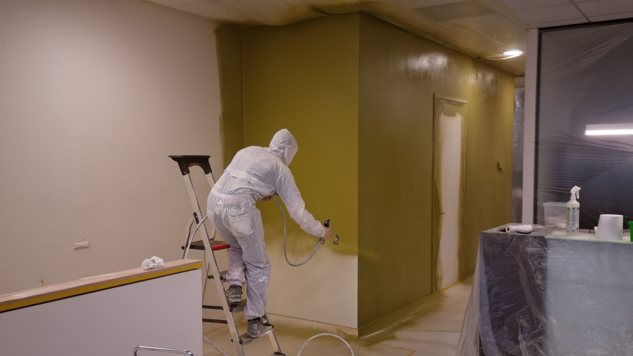 55b6be88-4d95-4843-bfd2-40c6ef6b6232 Painters at Work Wanden spuiten